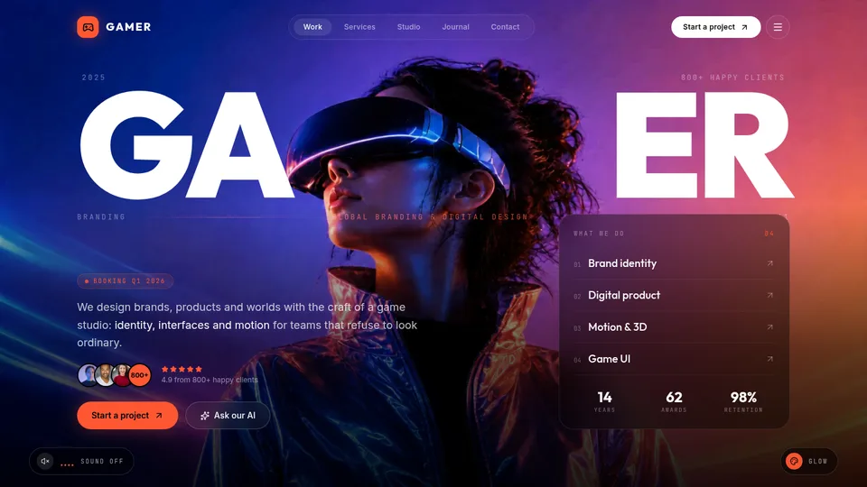 Captura de la demo gameragency: Agencia de branding en una sola pantalla: un video que se mueve con el raton (la protagonista gira la cabeza al cruzar la pantalla), titulo gigante partido GA / ER por detras, luces de ambiente que el visitante recolorea, sonido sintetizado en el navegador, configurador de proyecto con presupuesto y chat de demostracion. Version propia: el prompt gratuito llega cortado.