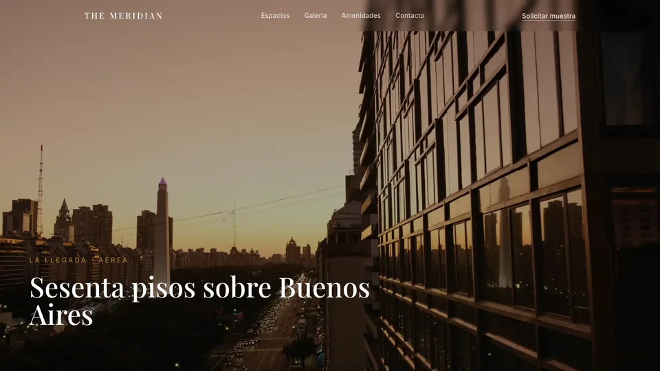Captura de la demo The Meridian Residences: Inmobiliaria de lujo. Video a pantalla completa que avanza con el scroll, crema y azul noche.